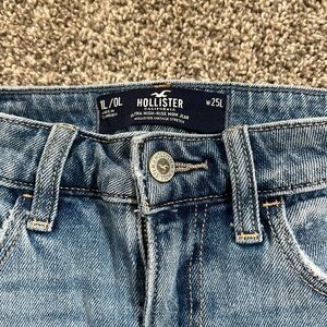 Hollister Ultra High Rise Mom Jeans Size 1L / 0L